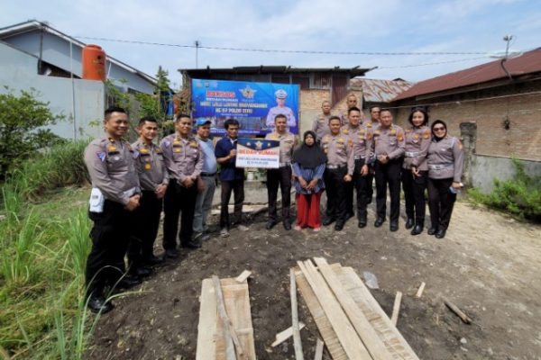 wujud kepedulian polri kepada masyarakat dit lantas polda riau bedah 2 rumah warga pekanbaru 49760