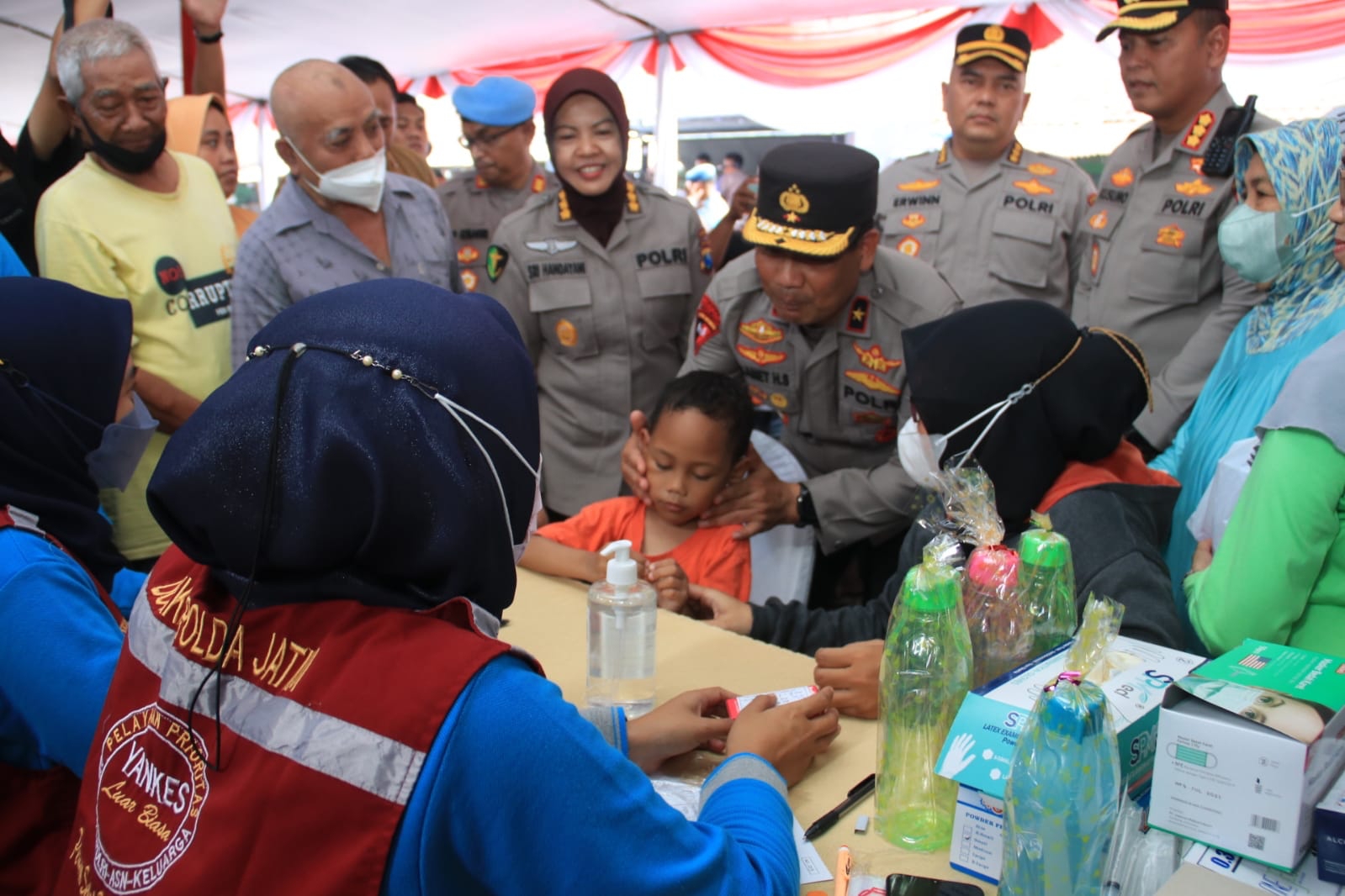 wujud kepedulian polri polda jatim sediakan berbagai layanan kesehatan di jumat curhat 53294