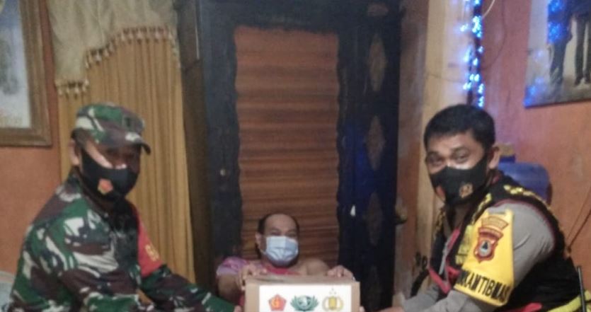 wujud kepedulian tni polri salurkan bantuan sembako untuk warga lumpuh 11262