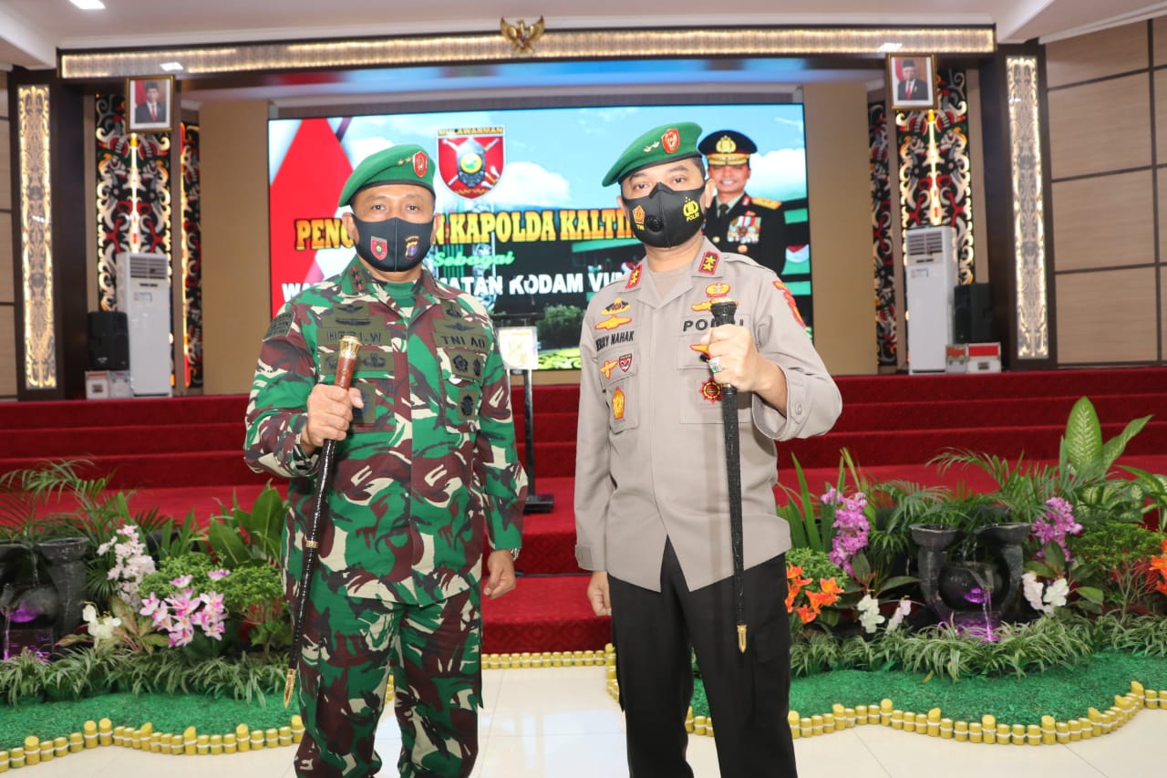 wujud sinergitas tni polri kapolda kaltim dikukuhkan sebagai warga kehormatan kodam vi mulawarman 35088