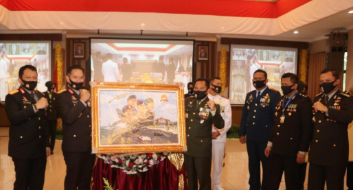 wujud soliditas tni polri kapolda kaltim terima cenderamata dari pangdam vi mlw di hari bhayangkara ke 74 34654