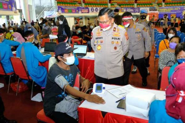 wujudkan herd immunity wakapolda kaltim tinjau gerai vaksin presisi di gedung bscc dome 9503