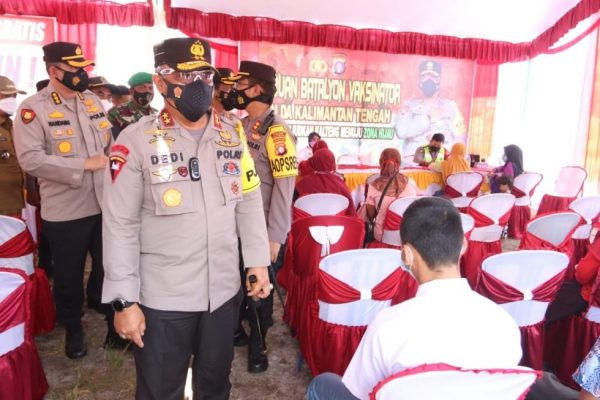 wujudkan kalteng zona hijau kapolda tinjau serbuan batalyon vaksinator dan bagikan bansos 34399