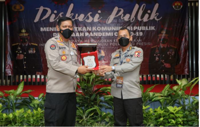 wujudkan keterbukaan informasi divisi humas polri bersama polda jatim gelar diskusi publik menuju polri yang presisi 36748