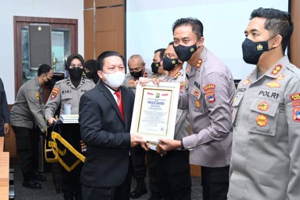 wujudkan pelayanan publik yang baik lemkapi beri penghargaan presisi awards kepada kapolres banjarbaru 45984