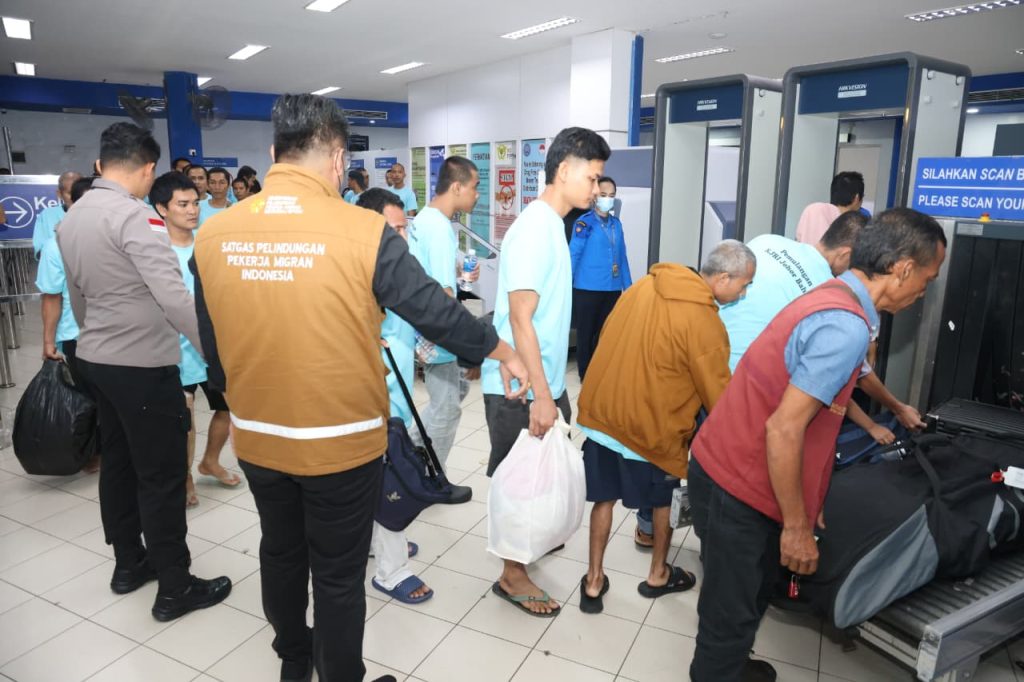 302 PMI Dipulangkan dari Malaysia, Satgas TPPO Kepri Beri Trauma Healing dan Pemeriksaan Kesehatan WhatsApp Image 2025 11 13 at 21.09.04 1